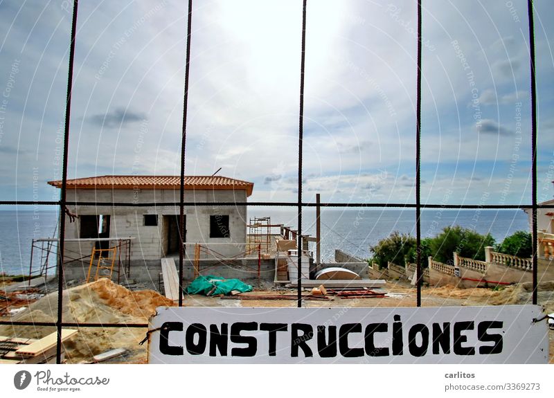 Mallorca | Baustelle, Neubau Villa am Meer Spanien Balearen Bauboom Meerblick erste Reihe Absperrung Bauzaun Schild construcciónes Konstruktion Horizont