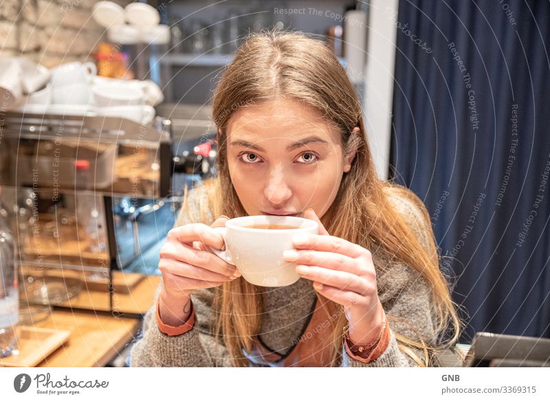 Teefee Frühstück Kaffeetrinken Getränk Heißgetränk Tasse feminin Junge Frau Jugendliche Erwachsene 1 Mensch 18-30 Jahre Kultur Arbeit & Erwerbstätigkeit