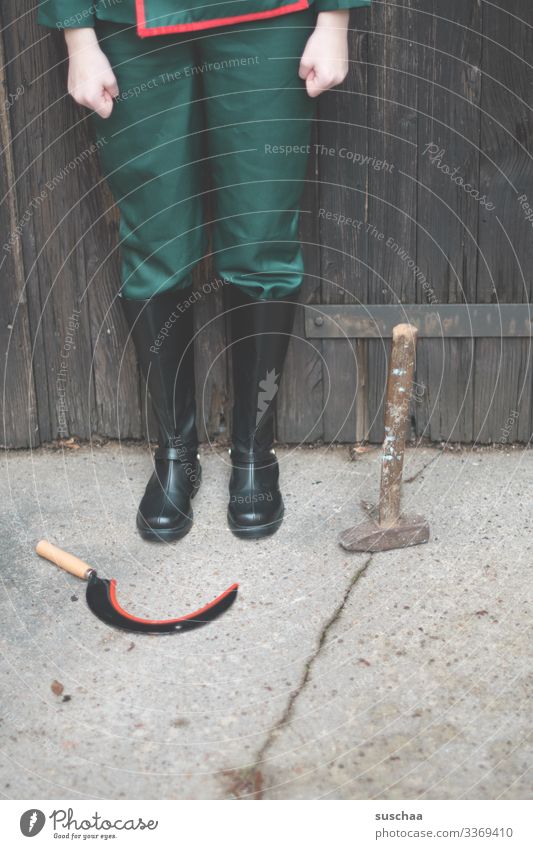 person steht mit stiefeln und geballten fäusten vor einem tor mit hammer und sichel Uniform Stiefel Soldat Militär Russland Jugendliche Krieg Waffe Werkzeug