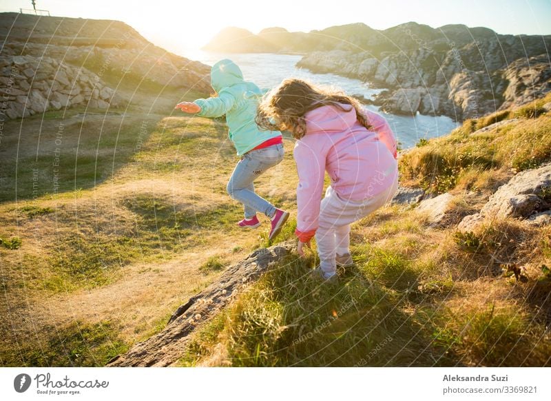 Zwei kleine Mädchen spielen an der felsigen Nordseeküste. Sie rennen, lachen, springen, erkunden die Küstenfelsen und Berge. Reisen Sie und genießen Sie ein großes Abenteuer in Norwegen.