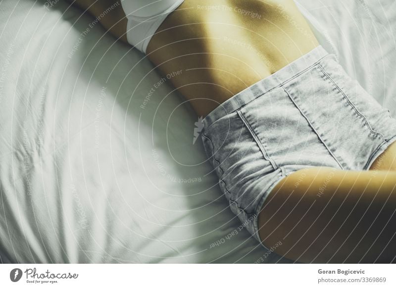 Attraktive Frau im Bett Lifestyle schön Körper Haut Erholung Schlafzimmer Junge Frau Jugendliche Erwachsene 1 Mensch 18-30 Jahre Mode Unterwäsche Erotik