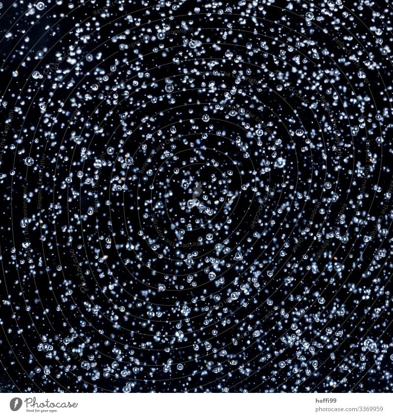 abstrakte Wasserformen,Tropfen, Spritzer vor schwarzem Hintergrund Wassertropfen ästhetisch außergewöhnlich dunkel Flüssigkeit glänzend kalt nass Sauberkeit