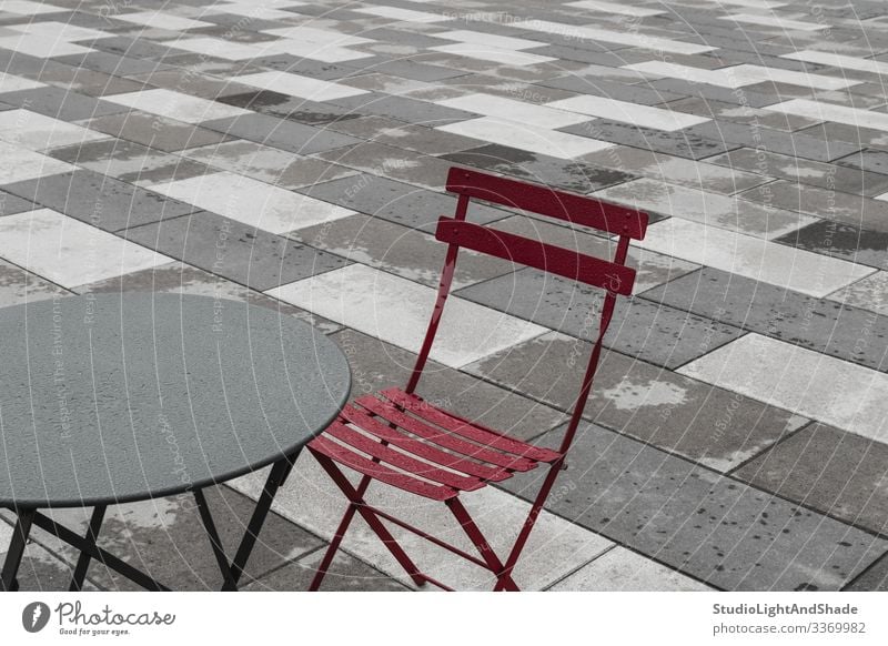 Außencafé mit rotem Stuhl und Tisch Möbel Regen Stadt Straße Stein Metall Tropfen dunkel einfach nass grau Café Kantine Bistro Außenseite Europa Europäer