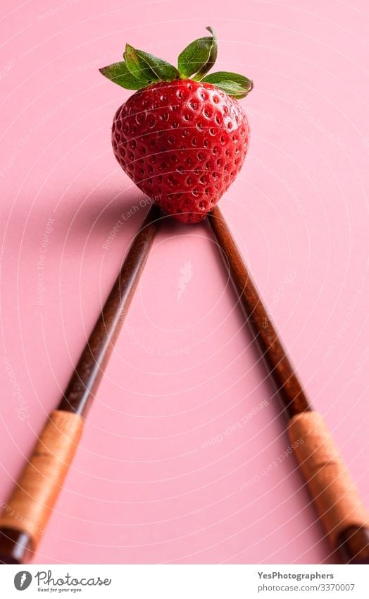 Reife Erdbeere auf Bambusstäbchen. Einfache Erdbeere Frucht Dessert Bioprodukte Vegetarische Ernährung frisch natürlich niedlich Ackerbau Bambusstäbe