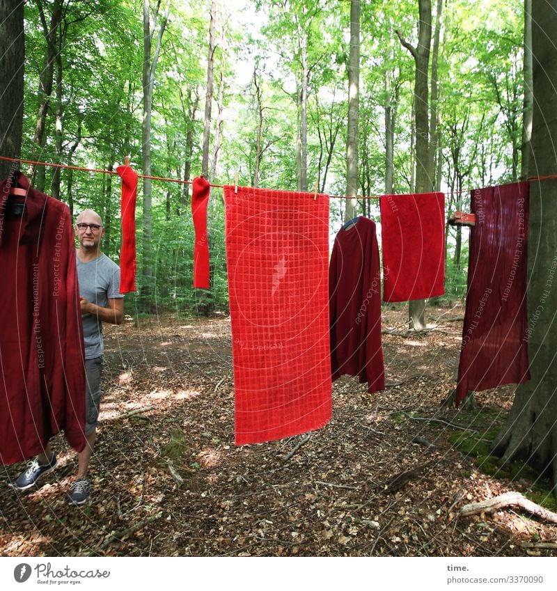 PZ3 | Red Stuff Day Controller maskulin Mann Erwachsene 1 Mensch Kunst Ausstellung Umwelt Natur Schönes Wetter Wald T-Shirt Hose Brille Glatze Bart Wäsche