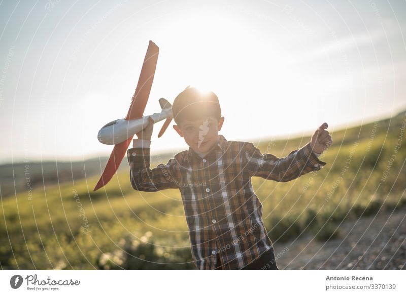 Leuchtflugzeug Spielen Ferien & Urlaub & Reisen Abenteuer Kind Pilot Junge Kindheit Blume Wiese Straße Flugzeug Spielzeug fliegen Geschwindigkeit Ebene