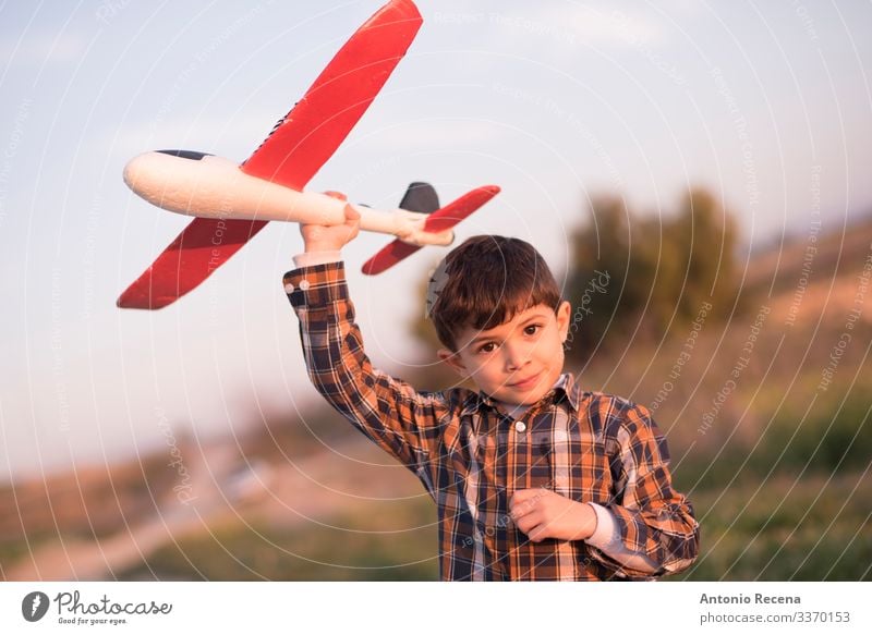 Flieger Junge Spielen Ferien & Urlaub & Reisen Abenteuer Kind Pilot Kindheit Blume Wiese Straße Flugzeug Spielzeug fliegen Geschwindigkeit Ebene Sonnenuntergang