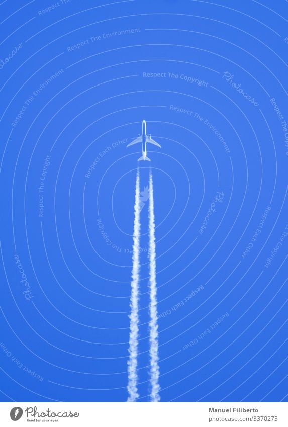 Symmetrie elegant Verkehr Passagierflugzeug beobachten fliegen ästhetisch Geschwindigkeit blau weiß selbstbewußt Abenteuer Zufriedenheit Bewegung Energie