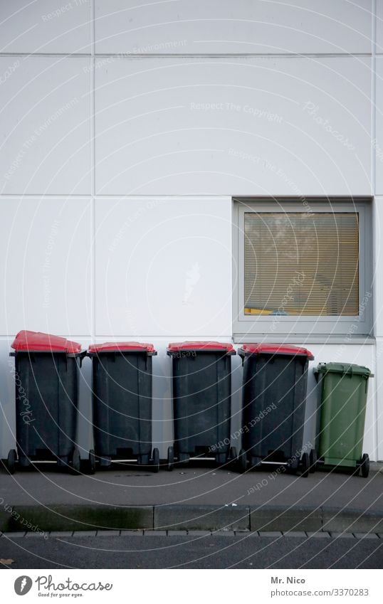 Mülltonnen Abfall abfallentsorgung Wand Fassade Recycling Müllbehälter ökologisch Umweltschutz rot grün grau Fenster Bürgersteig Straße Bordsteinkante