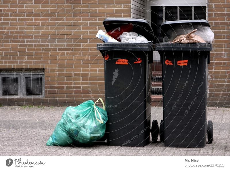 zuviel Müll  l Klimawandel Müllentsorgung Mülltonne Abfall Müllsack Straßenrand Umweltverschmutzung Müllbehälter Umweltschutz dreckig Recycling ökologisch voll