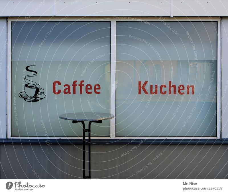 Kaffee und Kuchen Kaffeepause Café Bistro Kiosk Bäckerei Stehtisch Fensterscheibe Werbung Ladengeschäft Kaffeetrinken Frühstückspause Fensterfront Gastronomie