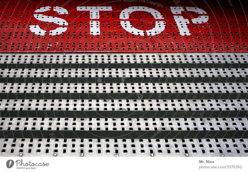 Stop Halt rot Gefahr Symbole & Metaphern Schriftzeichen Schilder & Markierungen Rutschgefahr Hinweisschild Warnschild Jahrmarkt Kirmes Karussell