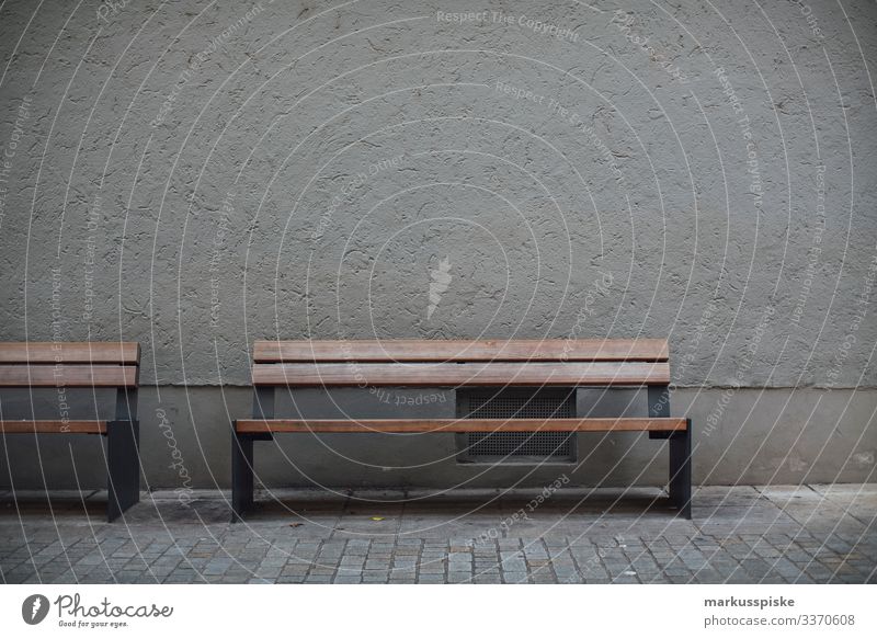 Moderne minimale Sitzbank aus Holz und Metal modern Architektur minimalistisch Minimalismus Bank ausruhen Metall Handwerk Fassade