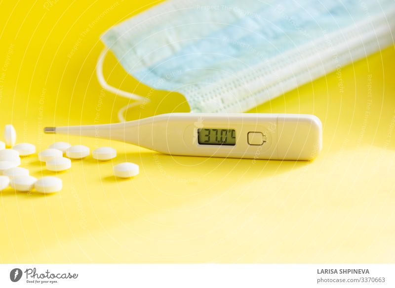 Thermometer, medizinische Maske, Pillen, Tabletten auf Gelb Gesundheitswesen Behandlung Krankheit Medikament Winter Tisch Herbst natürlich gelb weiß Medizin