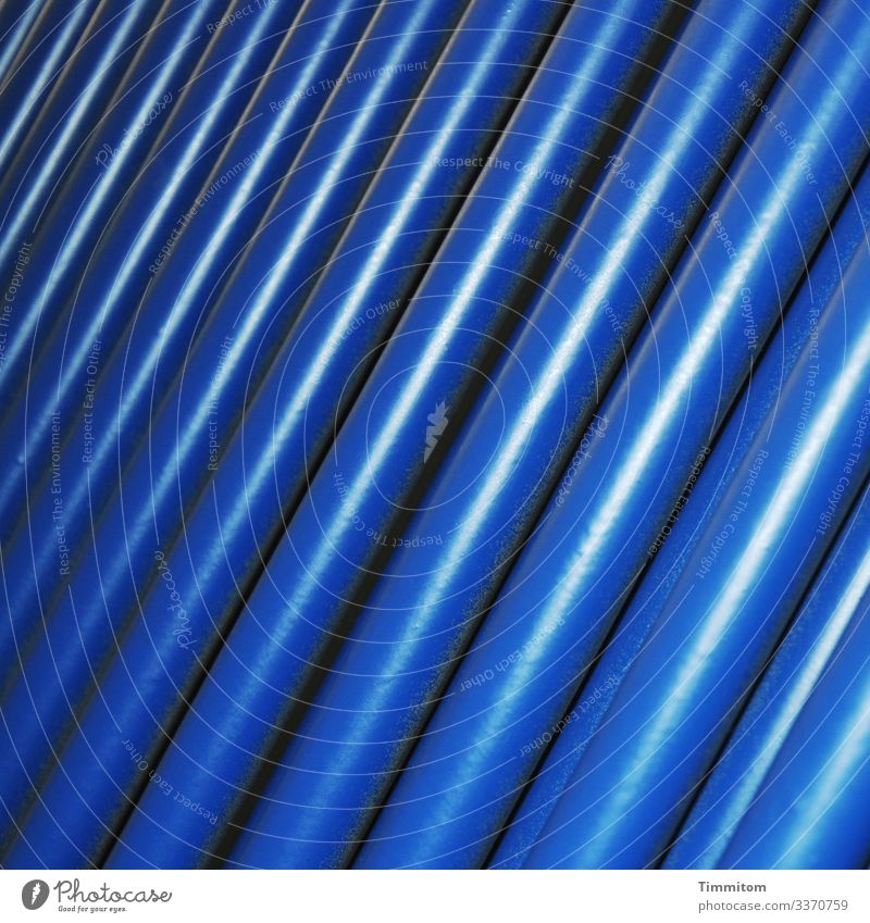 Rohre (innen) - blau Metall glänzend Schatten Innenaufnahme Nahaufnahme Menschenleer Farbfoto Licht