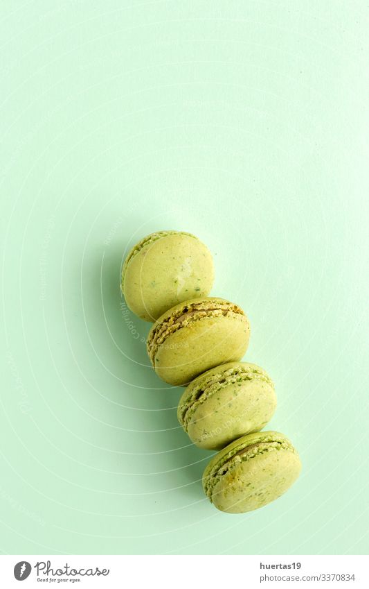 Hausgemachte grüne Makronen von oben gesehen Lebensmittel Dessert Süßwaren elegant lecker Farbe Tradition Französisch Macaron süß Snack farbenfroh Bäckerei