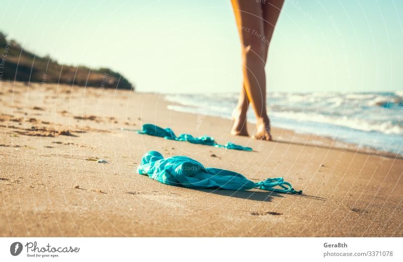 Badeanzug im Sand am Strand in der Nähe der Meeresbrandung Sommer Wellen Junge Frau Jugendliche Natur Himmel Horizont Wärme Küste Bekleidung heiß blau Aquamarin