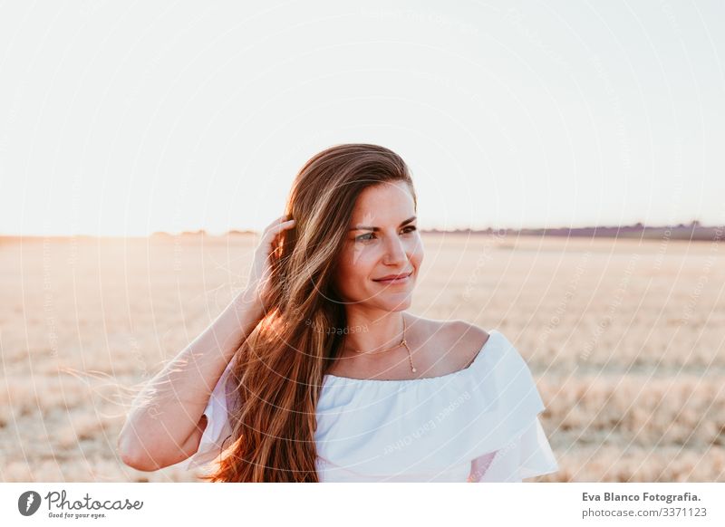 Porträt einer jungen schönen Frau auf dem Land bei Sonnenuntergang im Freien Kaukasier Sommer Lifestyle Fröhlichkeit Lächeln Erwachsener Nizza Mädchen Natur