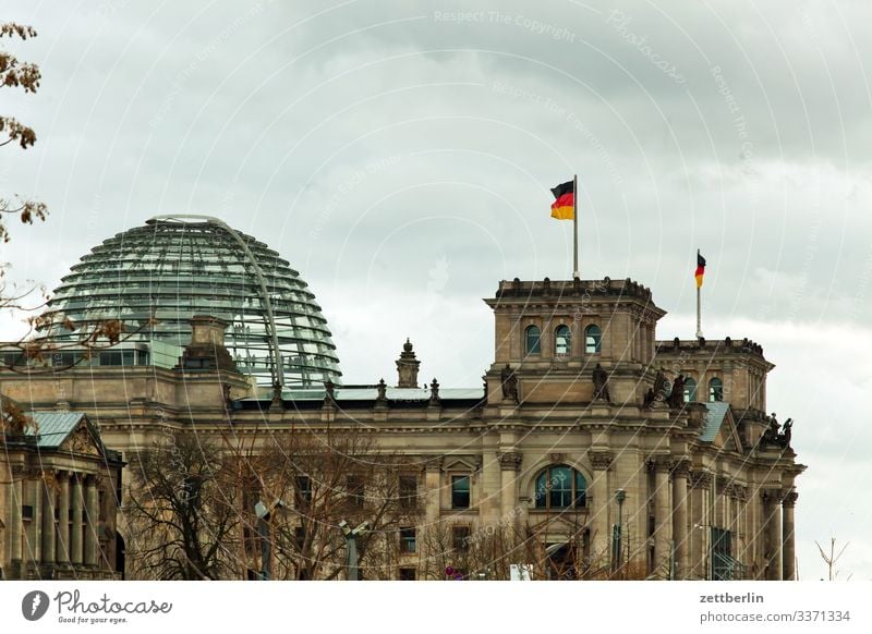Reichstag von Osten Abend Architektur Berlin Großstadt Deutschland Deutsche Flagge Dämmerung Froschperspektive Hauptstadt Haus Himmel Himmel (Jenseits) Hochhaus