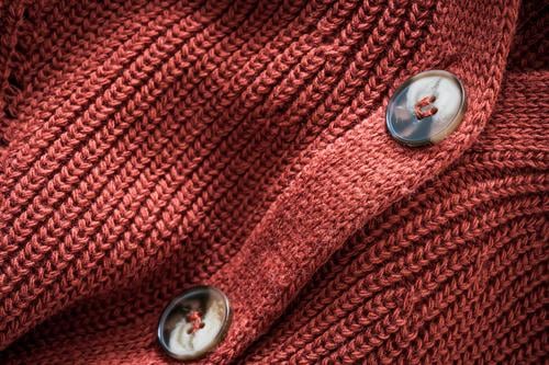 Strickjacke aus Naturwolle Design Winter Industrie Mode Bekleidung dick natürlich rot Geborgenheit bequem Farbe Hintergrund Strickwaren stricken Textil