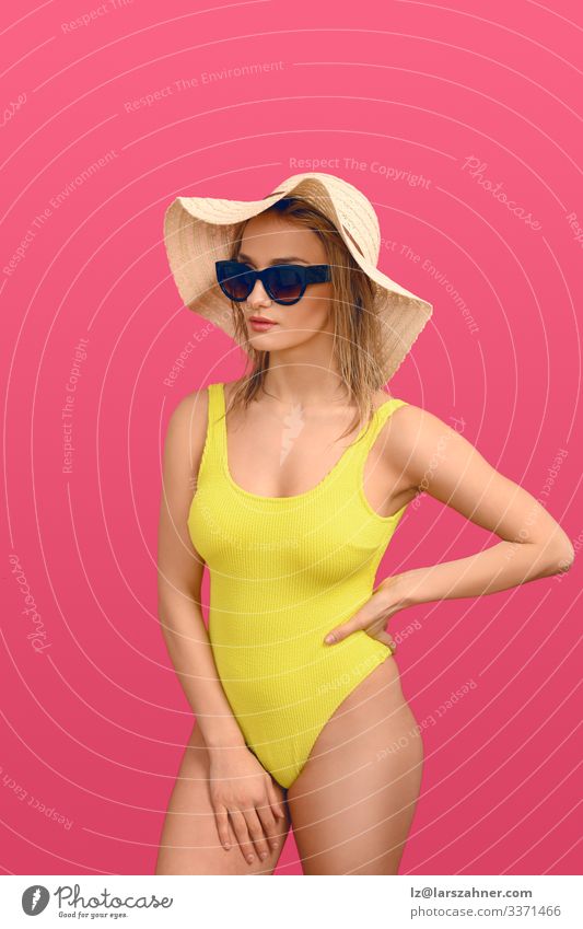 Trendige junge Frau im gelben Badeanzug Lifestyle Körper Haut Erholung Ferien & Urlaub & Reisen Tourismus Sommer Sonnenbad Erwachsene 1 Mensch 18-30 Jahre