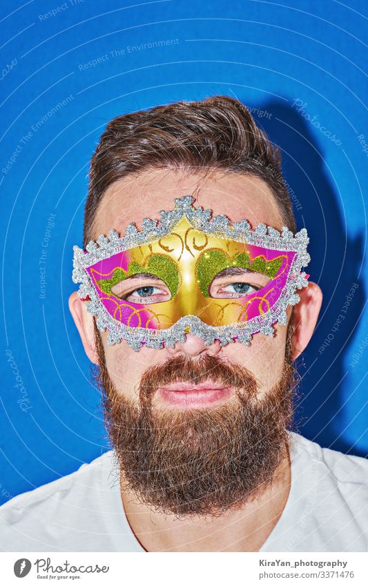 Nahaufnahme eines Mannes in Karnevalsmaske elegant Freude Gesicht Freizeit & Hobby Feste & Feiern Erwachsene Auge Lippen Kunst Theater Accessoire glänzend hell