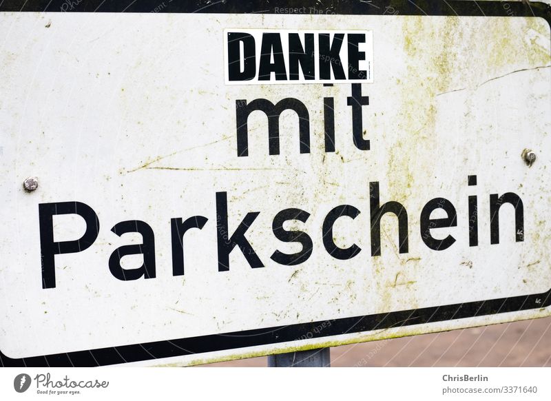Verkehrsschild spassig verändert Verkehrszeichen Parkplatz Schriftzeichen Schilder & Markierungen Hinweisschild Warnschild Ordnungsliebe Freude