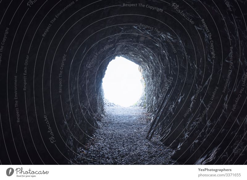 Tunnel in den Schweizer Alpen. Sonnenlicht am Ende des Tunnels Abenteuer Freiheit Expedition Erde alt dunkel gruselig natürlich Optimismus Hoffnung Entsetzen