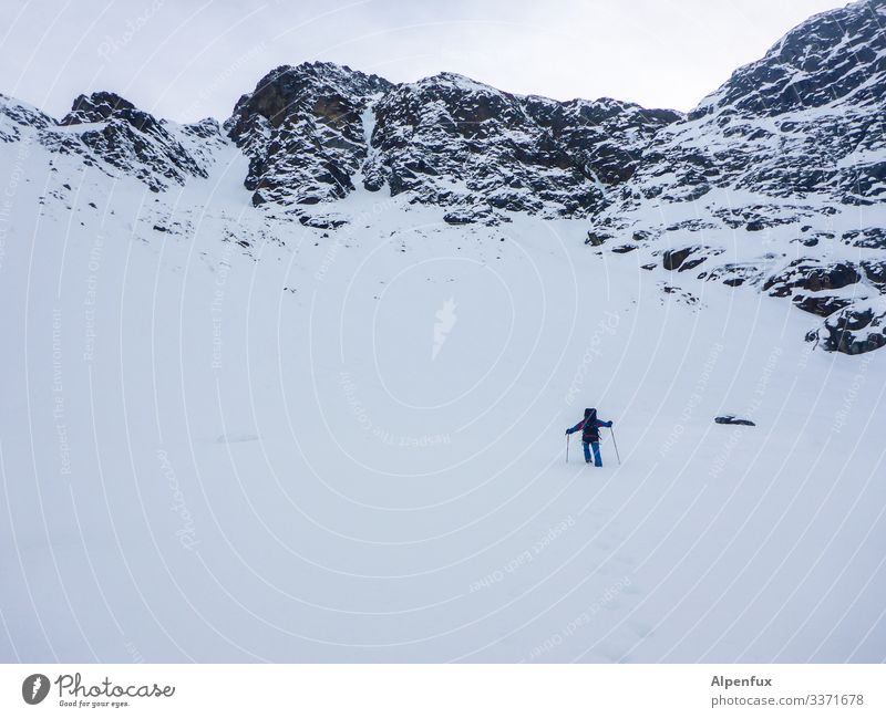 Eiszeit | Schlepper 1 Mensch Umwelt Natur Landschaft Klima Klimawandel schlechtes Wetter Frost Schnee Hügel Felsen Alpen Berge u. Gebirge Gipfel