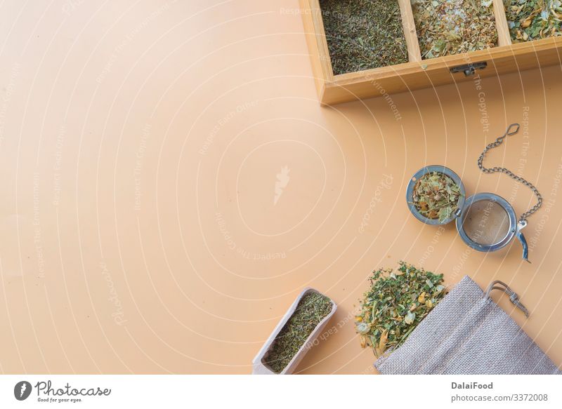 Kräuter mit Holzlöffel auf braunem Hintergrund Kräuter & Gewürze Tee Löffel Alternativmedizin Medikament Pflanze Kochlöffel natürlich grau grün anisetree