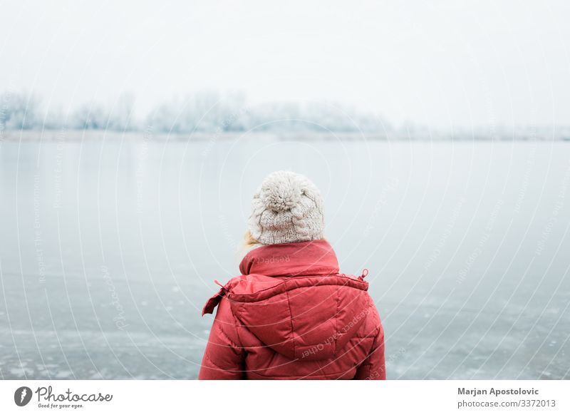 Frau schaut auf einen zugefrorenen See am Wintermorgen Lifestyle Abenteuer Freiheit Mensch feminin Junge Frau Jugendliche Erwachsene 1 30-45 Jahre Umwelt Natur