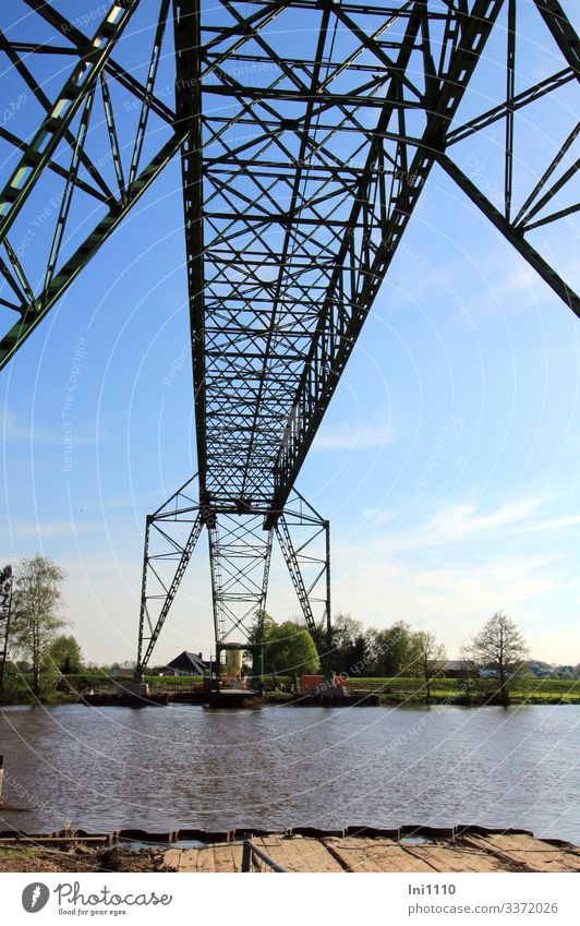 historische Schwebefähre über die Oste in Hemmoor Technik & Technologie Flussufer Sehenswürdigkeit Denkmal Binnenschifffahrt Fähre Stahl blau grau grün schwarz