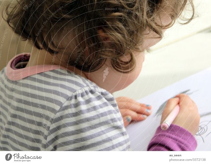 Kleines Mädchen malt Kind Spielen Spieltrieb Motorik Freude Stift gestreift Bild Hand Locken von hinten Halbprofil Hobby basteln DIY Freizeit & Hobby Schulhof