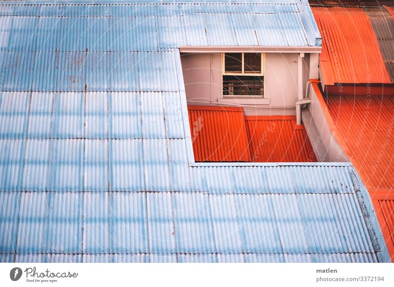 Dachgeschoss Wellblechwand fenster Regenrinne blau orange Menschenleer
