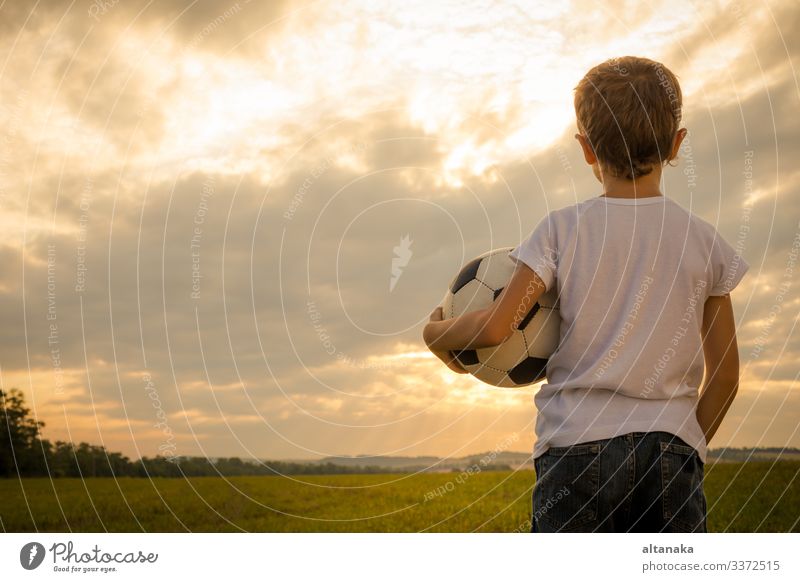 Porträt eines kleinen Jungen mit Fussball. Begriff des Sports. Lifestyle Freude Glück Erholung Freizeit & Hobby Spielen Sommer Fußball Kind Mensch Mann