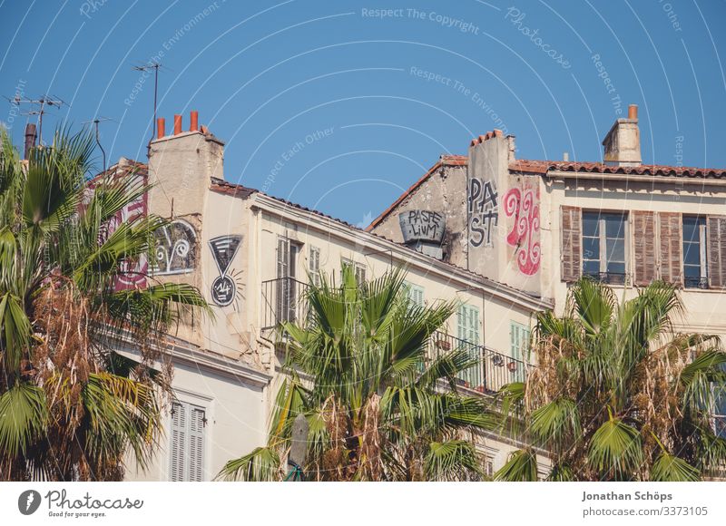 Fassade Haus mit Graffiti in Marseille Miete Wohnhaus Historische Bauten altbau Sommer Architektur Städtereise urlaub Frankreich Gebäude Bauwerk ästhetisch