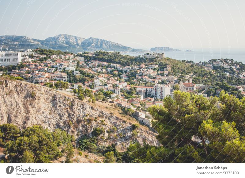 Ausblick über die Dächer von Marseille Sonnenlicht Licht Textfreiraum oben Panorama (Aussicht) Farbfoto Menschenleer Tag Dach Stadtleben Baum Reisefotografie