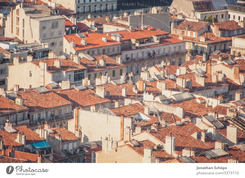 Ausblick über die Dächer von Marseille Sonnenlicht Licht Textfreiraum oben Panorama (Aussicht) Farbfoto Menschenleer Tag Dach Stadtleben Reisefotografie