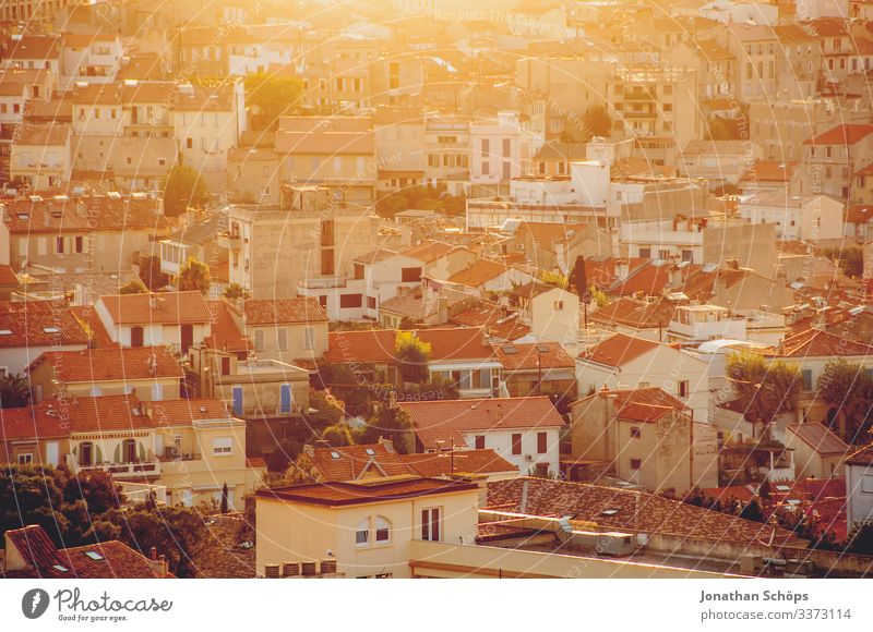 Ausblick über die Dächer von Marseille Sonnenlicht Licht Textfreiraum oben Panorama (Aussicht) Farbfoto Menschenleer Tag Dach Stadtleben Reisefotografie