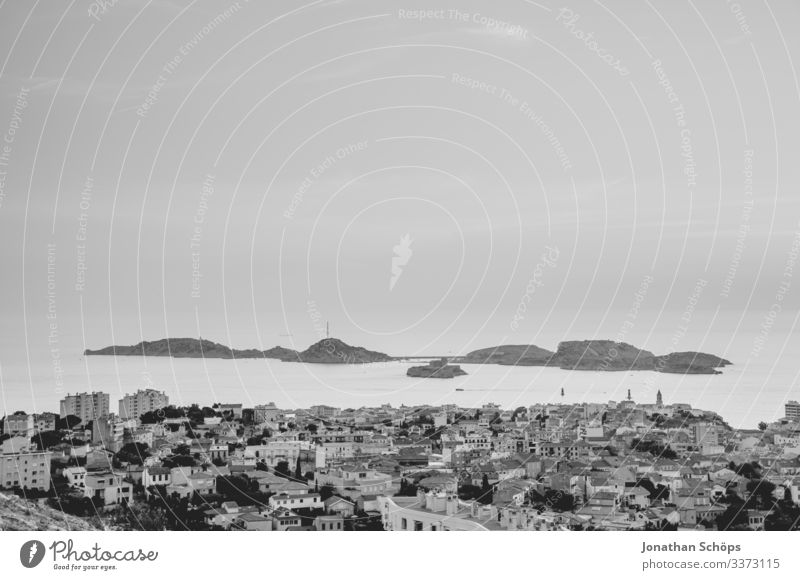 die Inseln Les Îles vor Marseille inseln marseille Schwarzweißfoto grau meer mittelmehr himmel textfreiraum stadt hafenstadt trüb trist