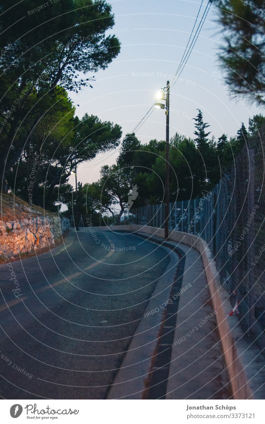 Straße in Abenddämmerung in Marseille Starke Tiefenschärfe Kontrast Dämmerung Licht Menschenleer Außenaufnahme Sommerabend Farbfoto Abfahrt Wärme Tourismus