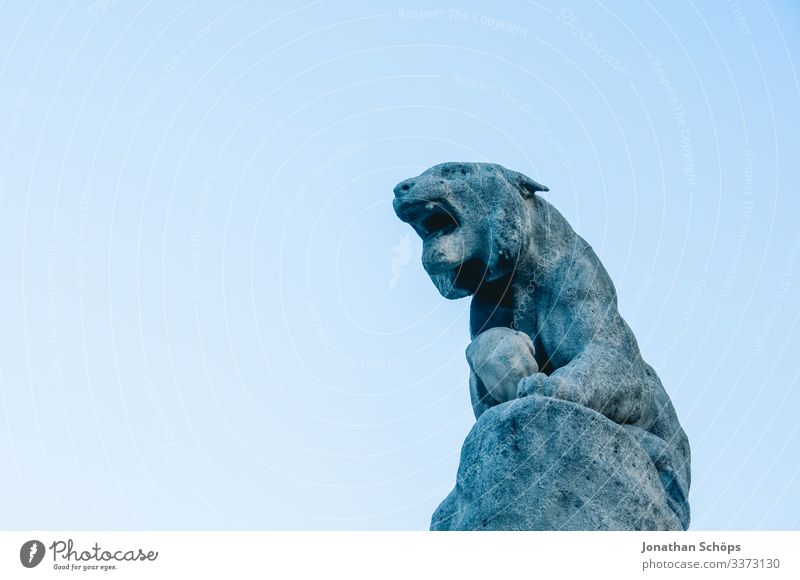 Skulpur Fabelwesen aus Stein vor blauem Himmel Tierporträt Porträt Kontrast Schatten Licht Tag Hintergrund neutral Farbfoto antik Kulturdenkmal massiv erhaben