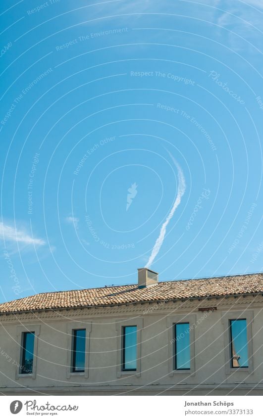 Rauchwolke aus Schornstein vor blauem Himmel Wolken haus frankreich südländisch Reisefotografie wohnen heizen illustion witzig blauer himmel urlaub