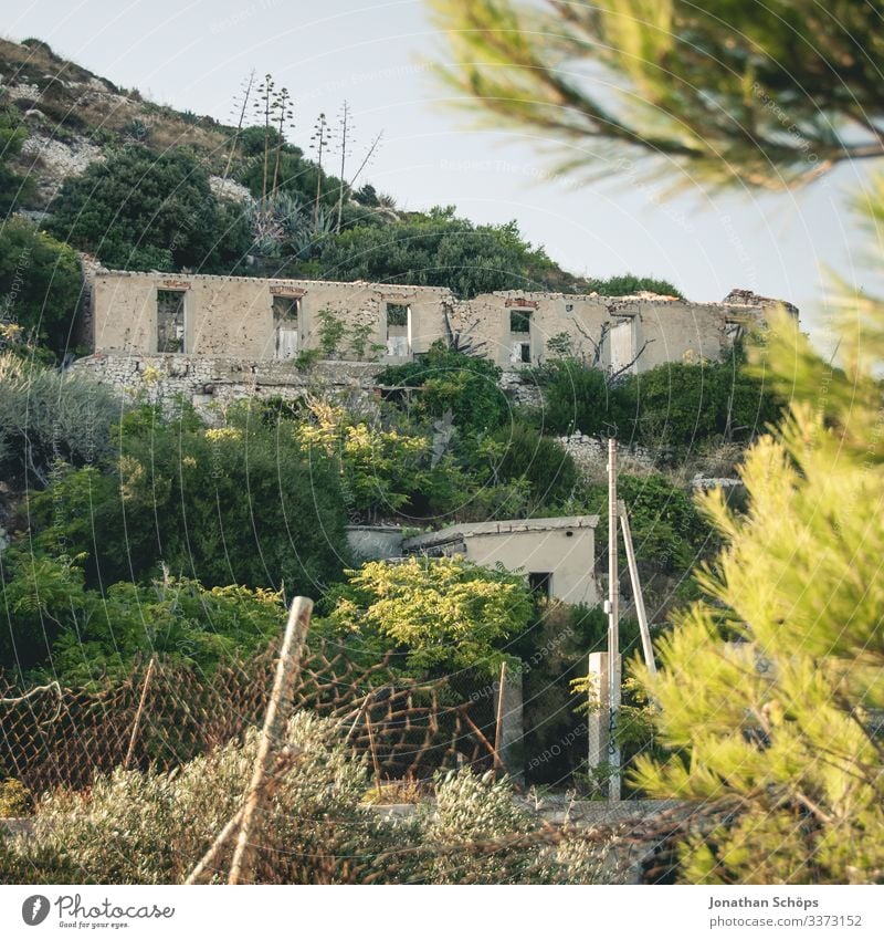 Ruine in Südfrankreich Außenaufnahme Farbfoto Süden Meer alt Insel Reisefotografie Ferien & Urlaub & Reisen Sonnenlicht Mauer Frankreich Marseille ästhetisch