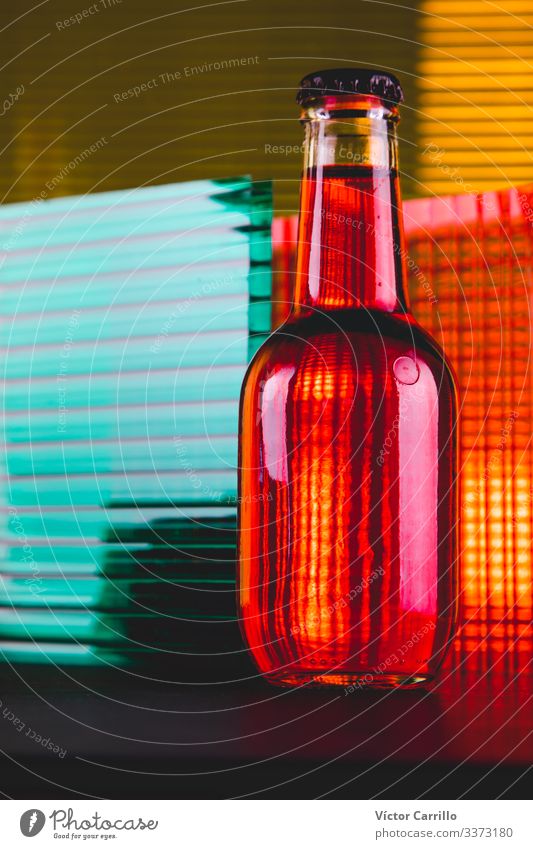 Eine Flasche mit verschiedenfarbigen Lichtern. Getränk trinken Erfrischungsgetränk ästhetisch hell Handel Farbfoto Studioaufnahme Nahaufnahme Detailaufnahme