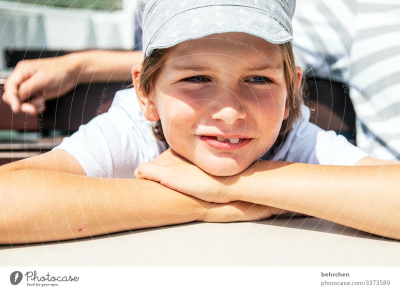 wärmendes | kinderglück träumen Familie & Verwandtschaft frech Farbfoto Junge Kindheit Gesicht Porträt Nahaufnahme Zufriedenheit glücklich hübsch Lächeln Sohn