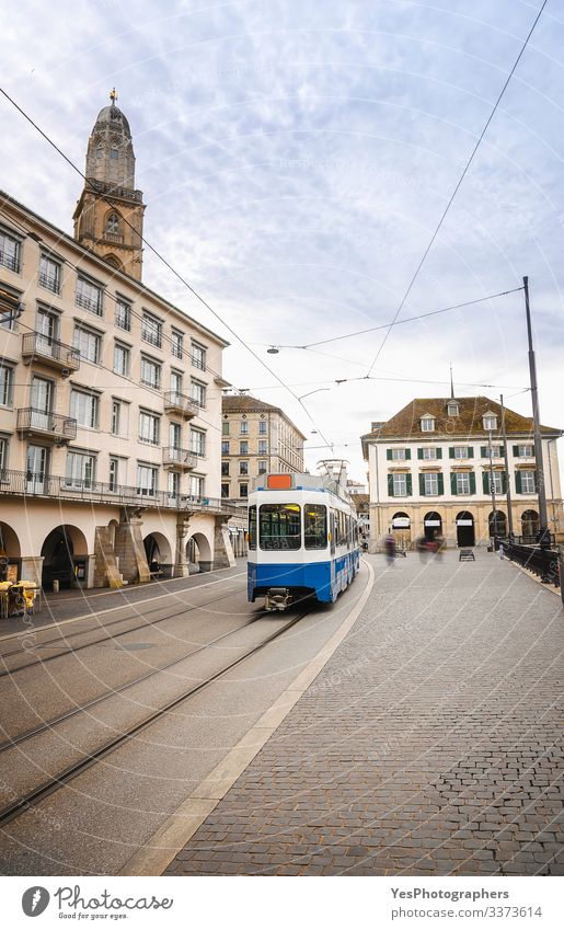 Zürcher Stadtbild mit blauem Tram in der Altstadt Lifestyle Ferien & Urlaub & Reisen Tourismus Ausflug Sightseeing Kultur Stadtzentrum Gebäude Architektur