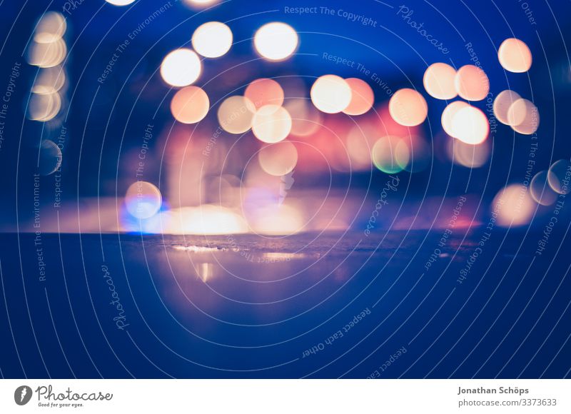 Bokeh nachts auf einer Straße vom Verkehr Reflexion & Spiegelung Gegenlicht Kunstlicht Experiment Außenaufnahme Farbfoto Straßenbeleuchtung Nacht Licht