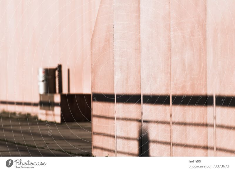rosa Sichtbeton mit Schatten und Mülleimer Beton Fassade Symmetrie Betonmauer Streifen Kunst Surrealismus Kreativität Geländer Bauwerk modern Mauer Minimalismus