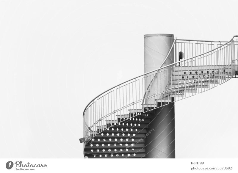 Profil einer Wendeltreppe mit feingliedrigem Geländer und sichtbaren löchriger Unterseiten der Stufen Wolken schlechtes Wetter Architektur Bauwerk Stadt Nebel